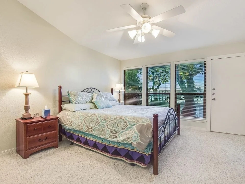 Waterfront In Semi-private Cove - Great Views 4 Bedroom Home