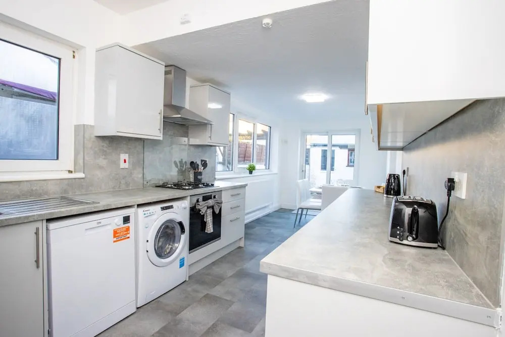 Sunny 3BR Home Near Portsmouth Park