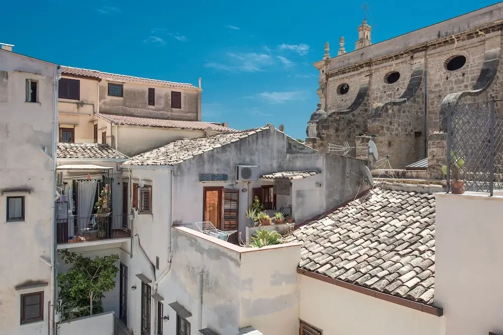 Terrazza e stile sui tetti della Kalsa