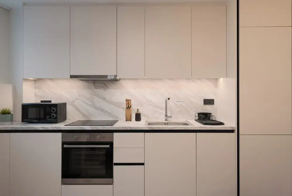 Cozy & Chic Stay Near Metro Station