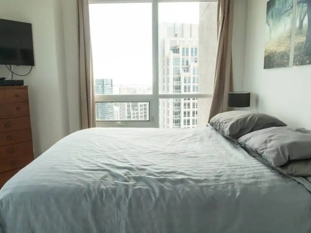 Modern 2 bedroom Condo with CN Tower Views