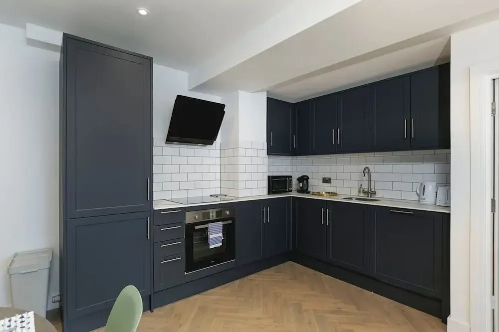 Bright Spacious Condo Free Parking 5min to Beach