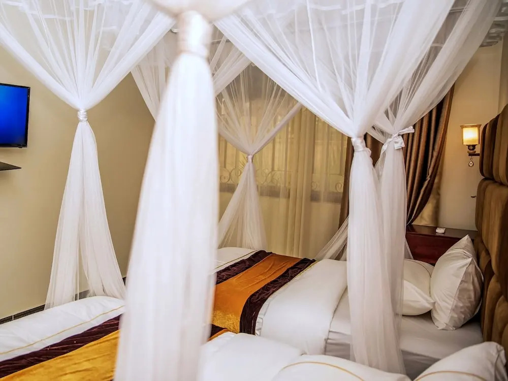 2 Bed - Sleeps 4 - Parking - 20 min to Airport