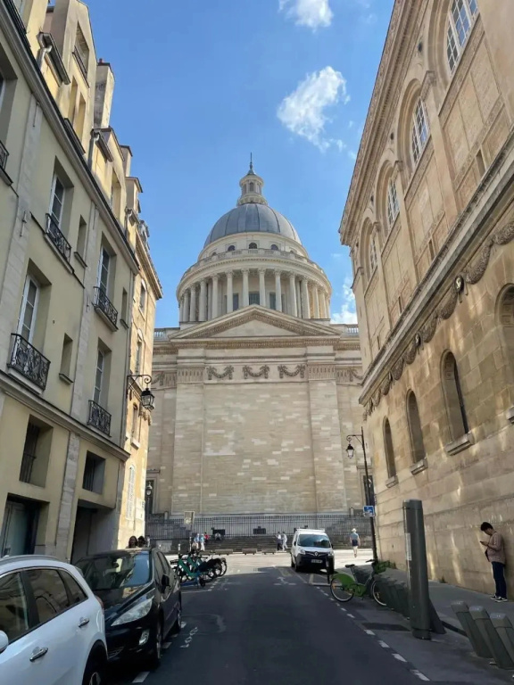 Sweet house in Paris