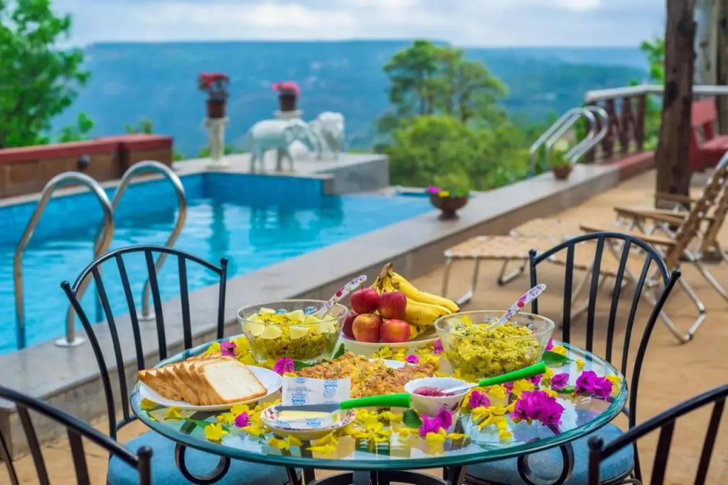 SaffronStays Tudor Rose -5BHK Panchgani Villa with Private Pool, Outdoor Bar & Pet-Friendly