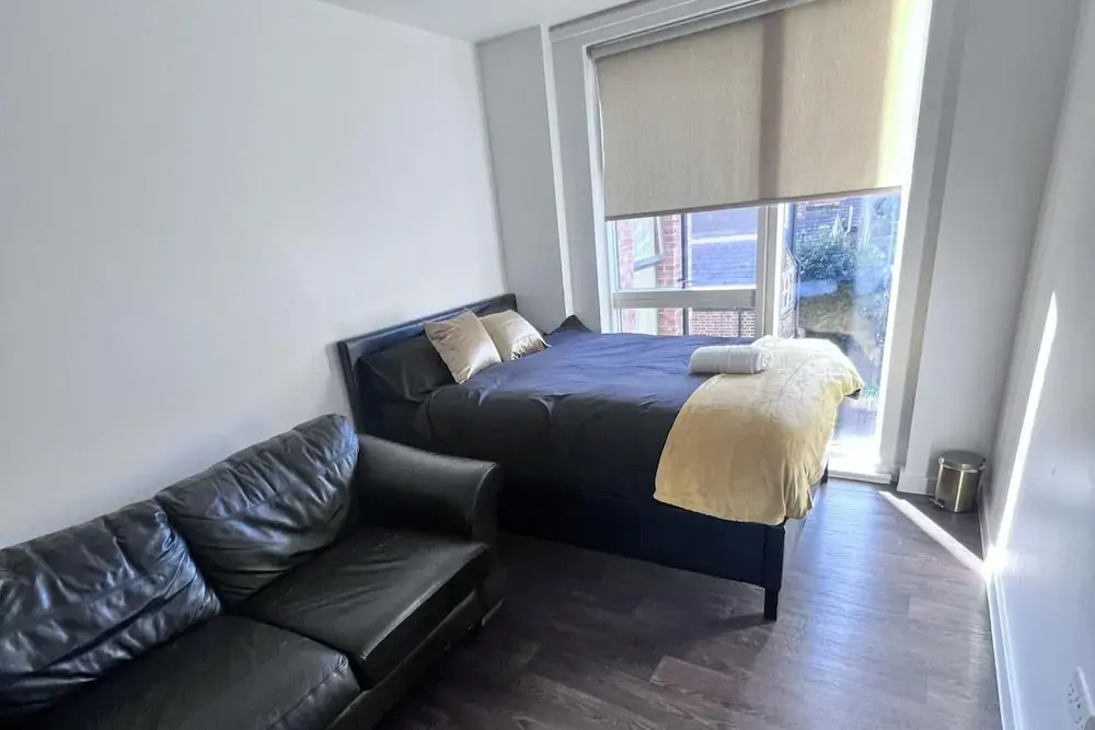 Remarkable 1-bed Apartment in London With Balcony