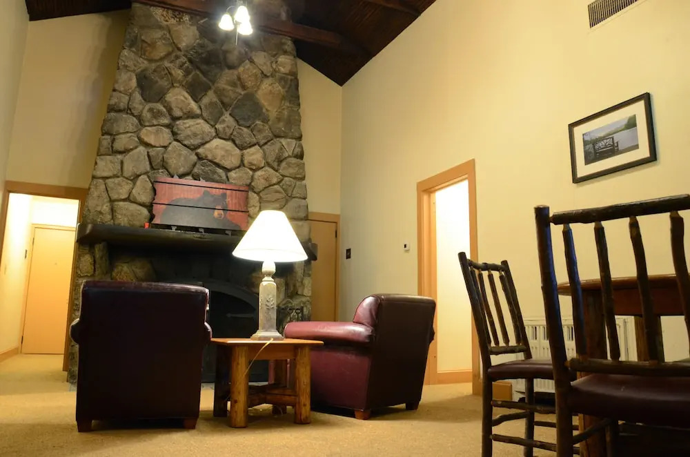 Bear Mountain Inn and Overlook Lodge