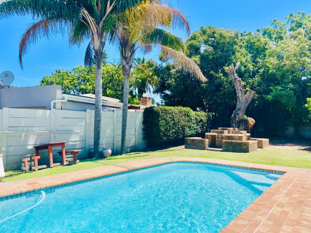 Entire House in Beacon Bay - Golden Location