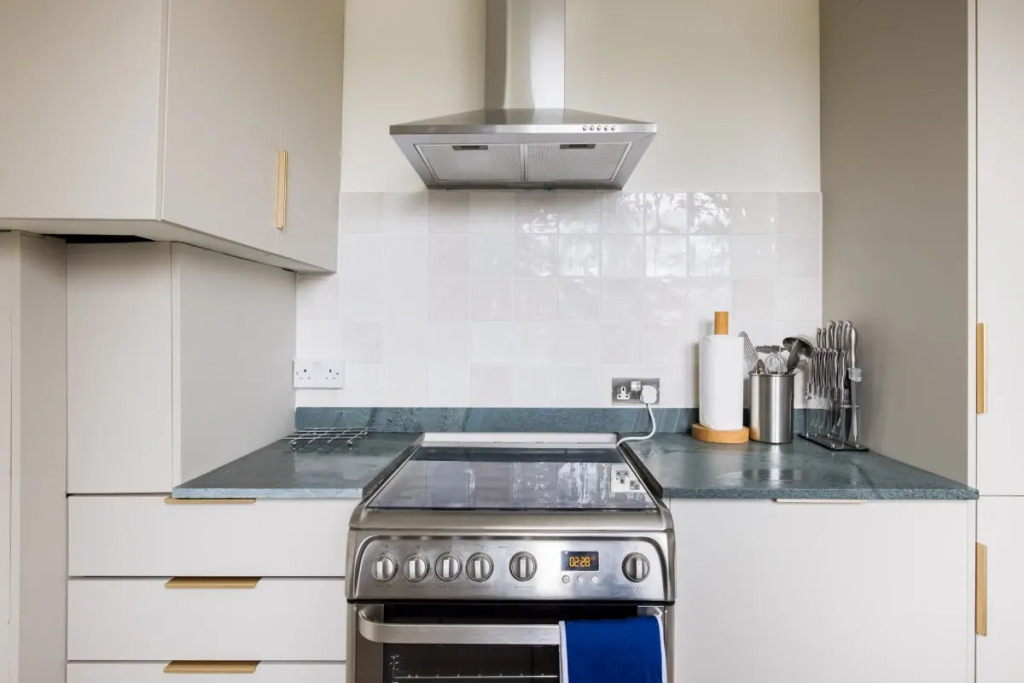 The Queens Park Sanctum - Lovely 2bdr Flat with Balcony