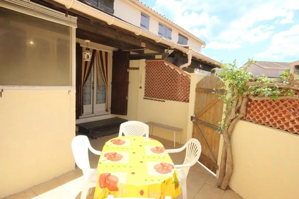 Villa 4 couchages terrasse parking dans résidence sécurisée piscine commune 250m de la mer LRSUNO5