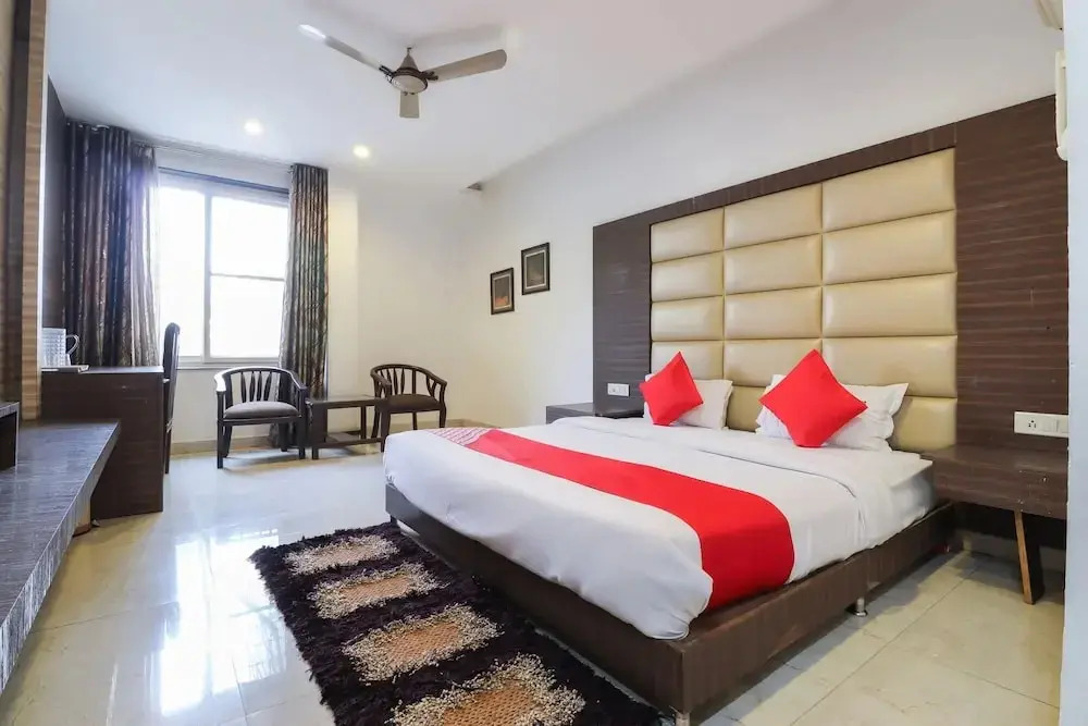 City Club & Hotels by OYO Rooms