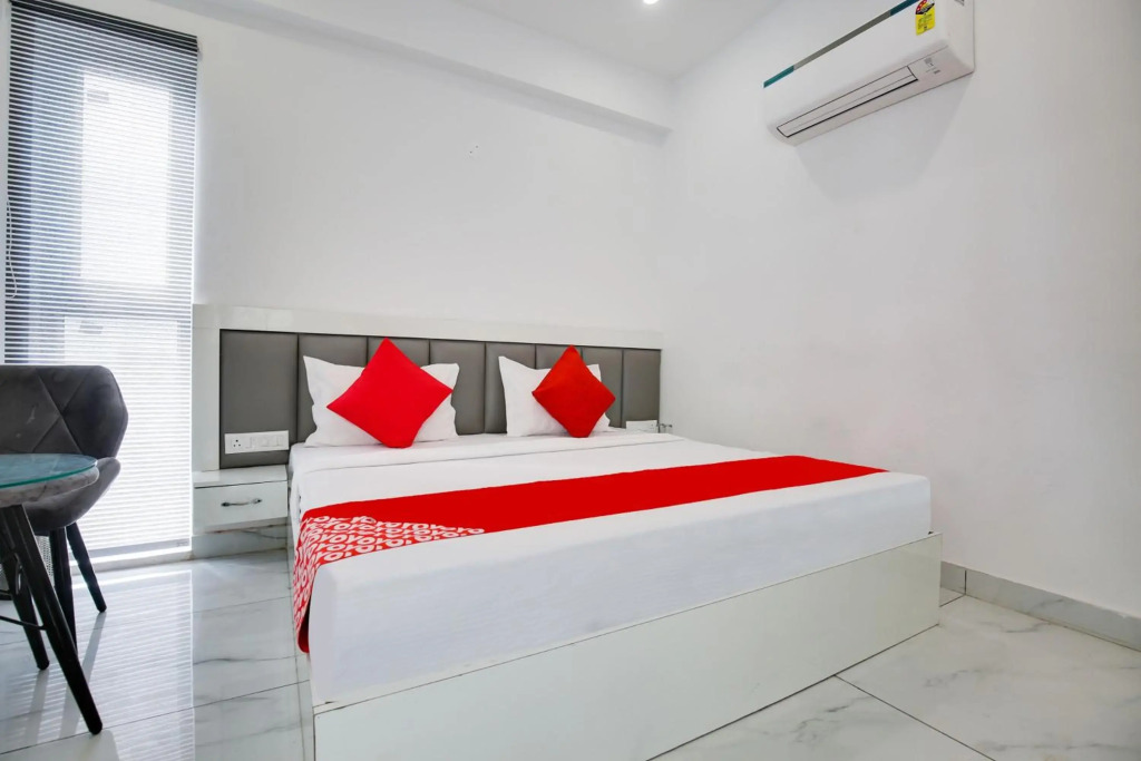 OYO Flagship 80590 Sky White House
