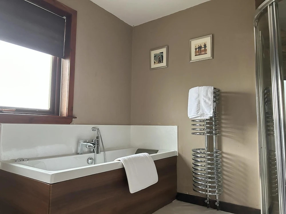 Dog Friendly 6- Bedroom House in Isle of Lewis - Great for Families and Large Groups