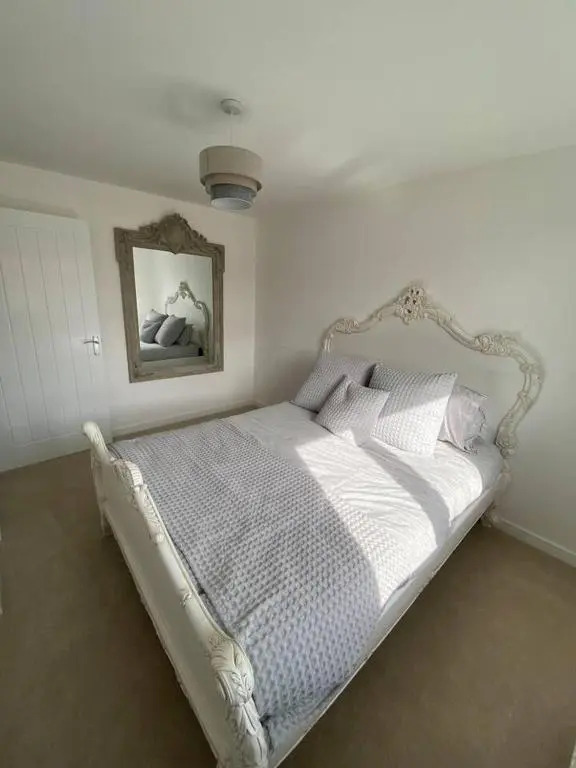 Beautiful 4 Bedroom 3 Beds House in Glasgow