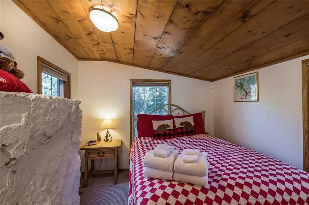 Main Stay - Four Bedroom Cabin with Hot Tub