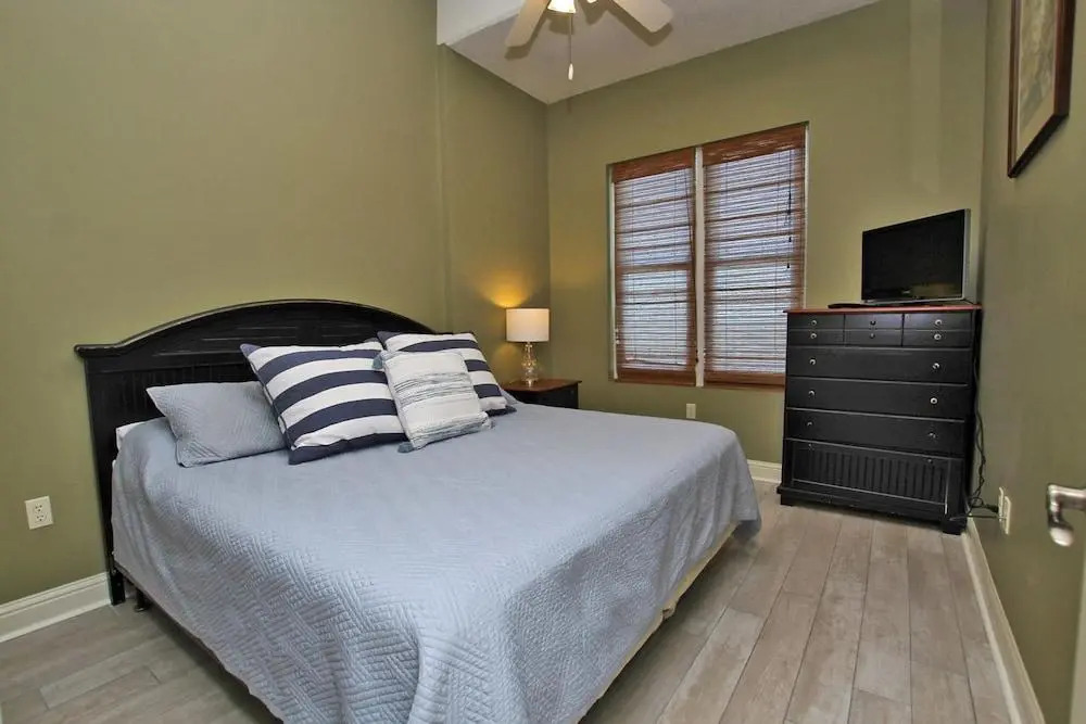 Wharf 902 by Youngs Suncoast