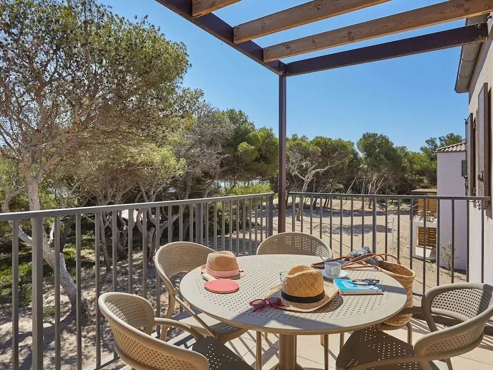 Apartment in Giens With Pool & Beach Access