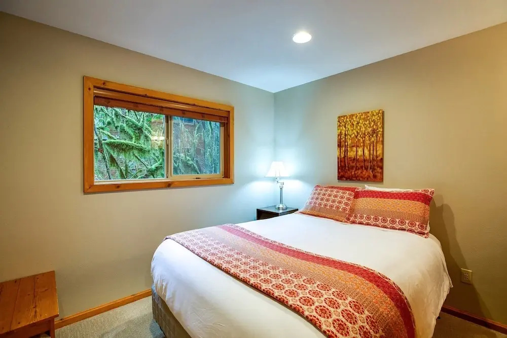 Mt Baker Lodging Cabin 40 - HOT TUB, PETS, SLEEPS 8! by MBL