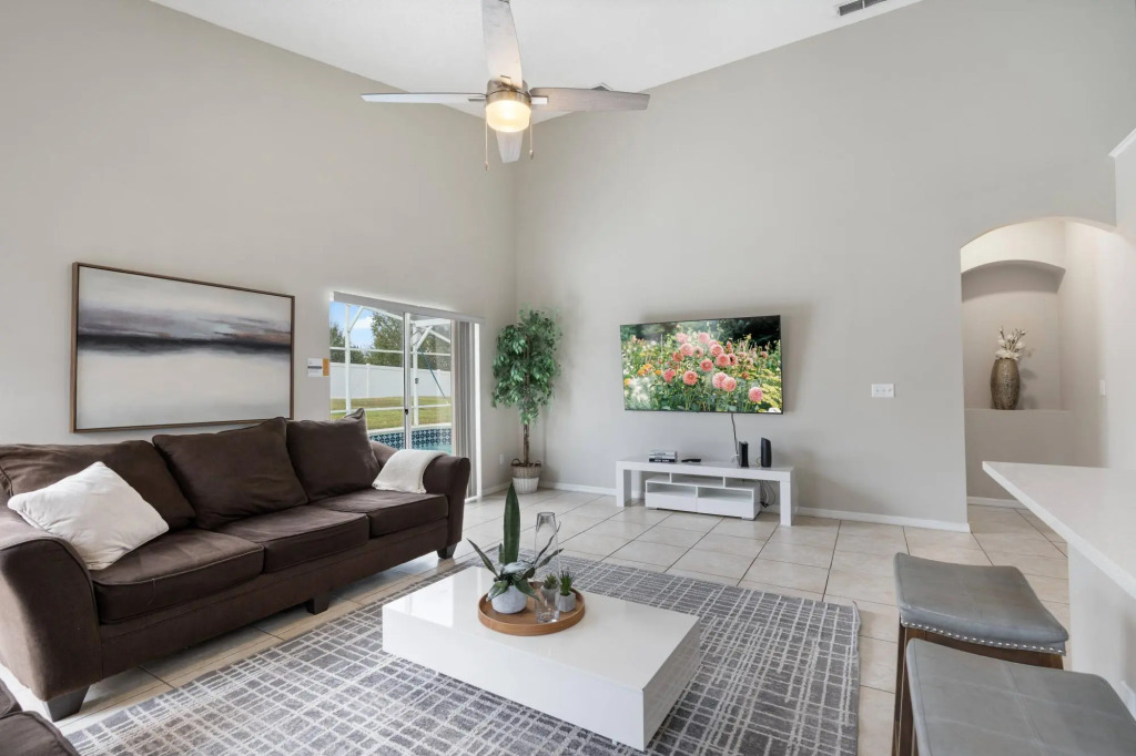 Cozy 5 bedrooms, tranquility right next to Disney!