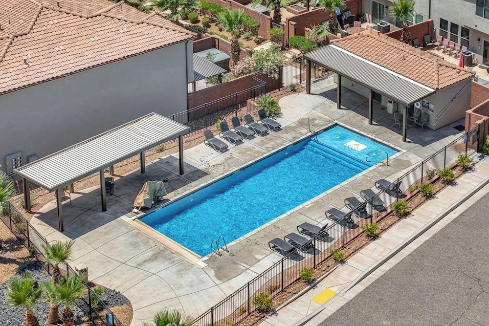 Pool Access, Private Hot Tub: Sleek Washington Gem