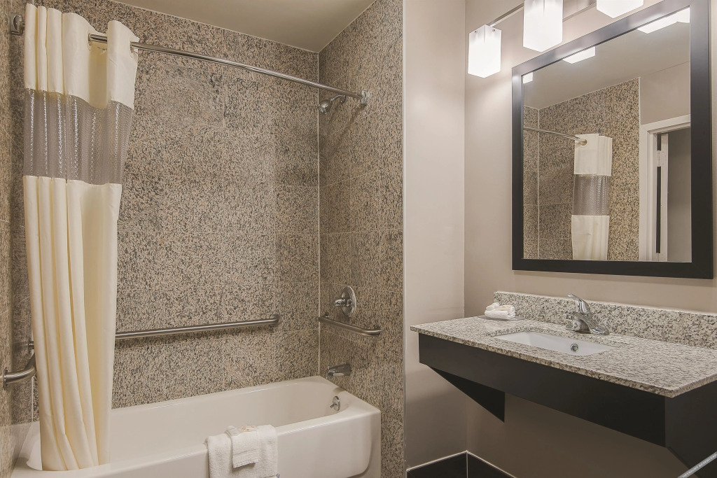 La Quinta Inn & Suites Brooklyn East