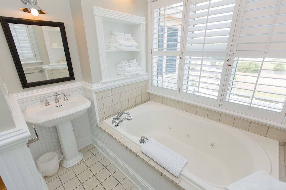 The Burrus House Inn Waterfront Suites