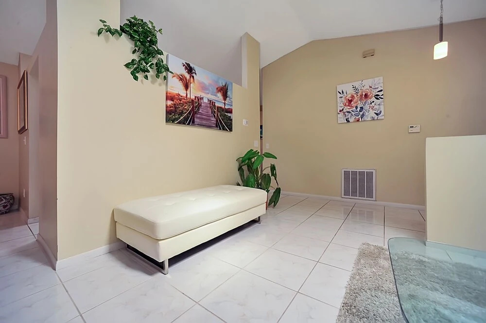 Palm Bay Delight, Large Grass Yard, 20 Minutes To The Beach 3 Bedroom Home