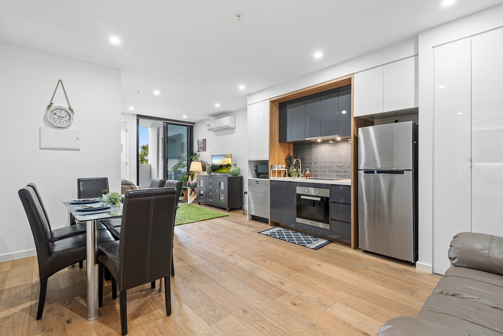 Spacious 2-bed Apartment in Hughesdale