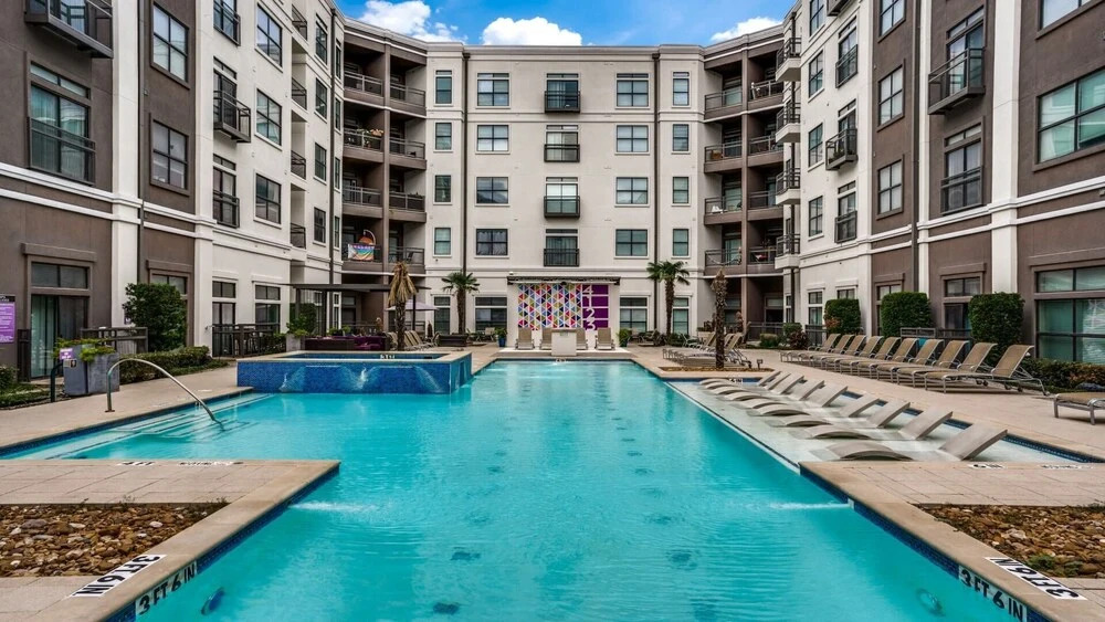 Luxurious 2BR with high ceilings and skyline views | by CozySuites