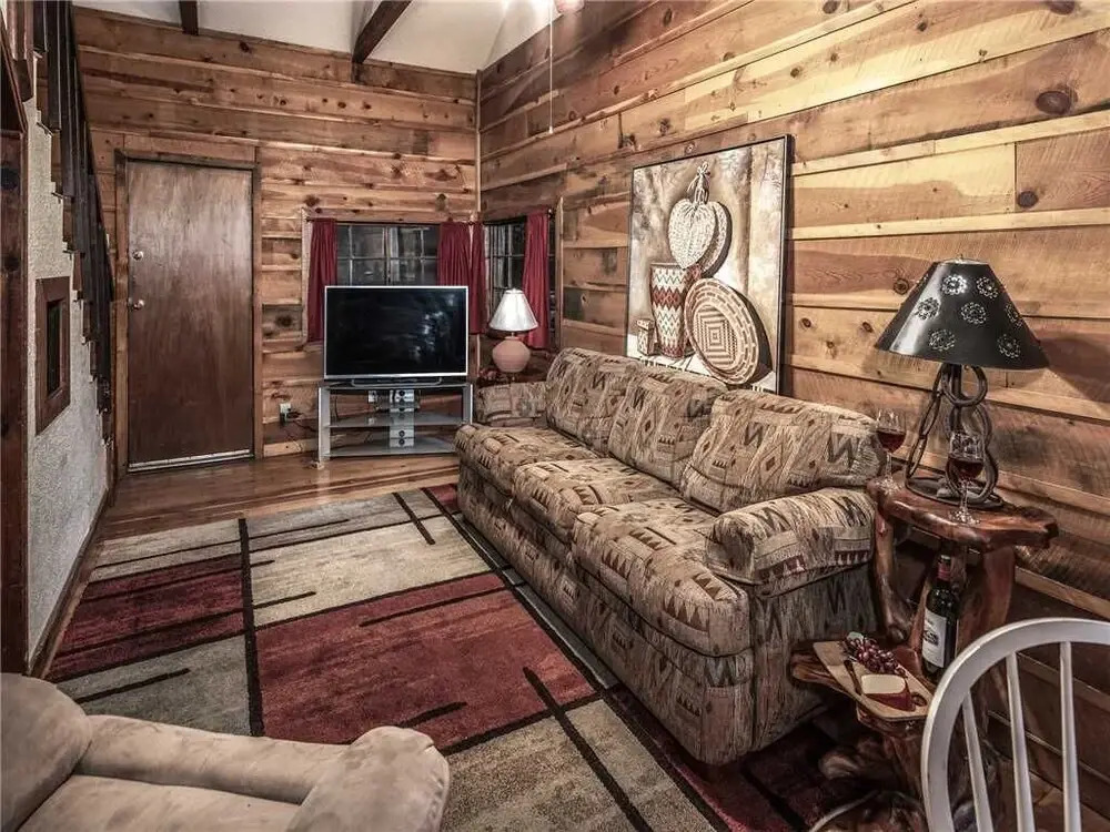 Bear Bones, 2 Bedrooms, Front Porch, Midtown, Sleeps 4