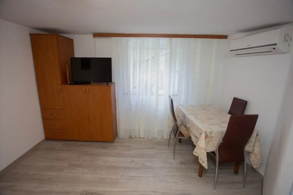 Božo - in Centre - A1
