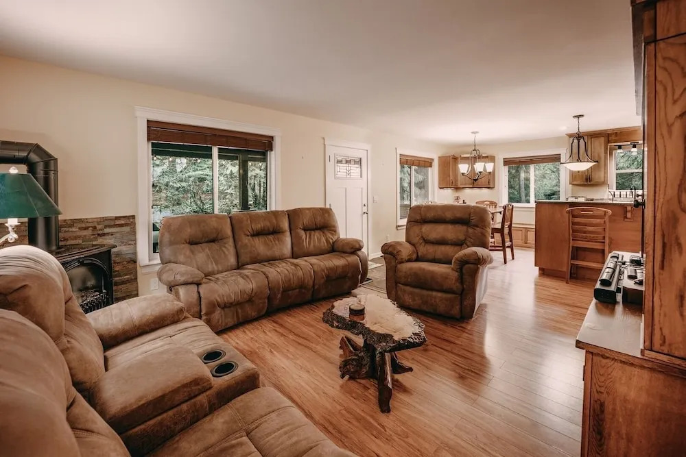 22mbr - Wi-fi - Fireplace - Pets Ok - Sleeps 8 4 Bedroom Cabin by Redawning