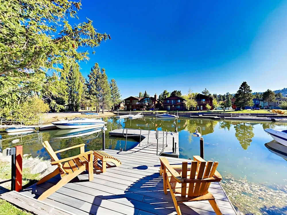 3BR Lake House Private Hot Tub and Dock by RedAwning