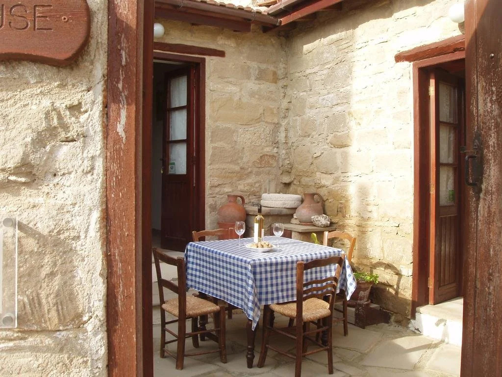 Niovi House