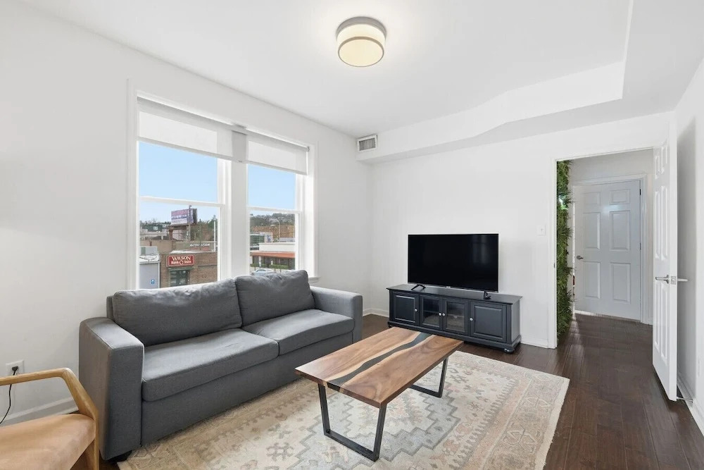 Bright 3BR Aptclose to Universities Parking