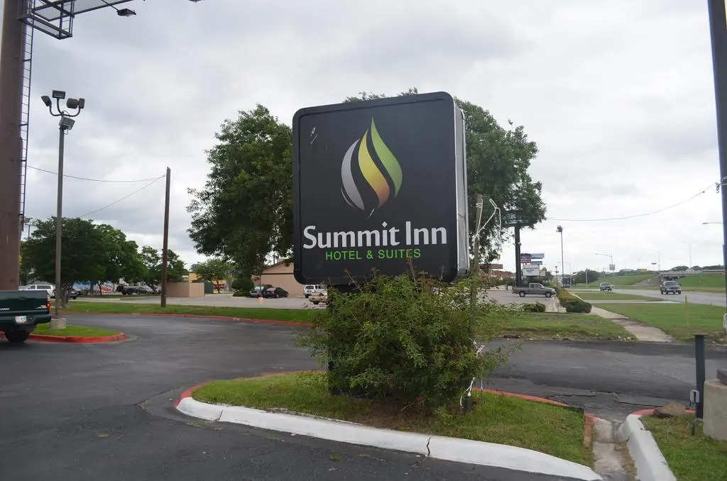 Summit Inn Hotel & Suites