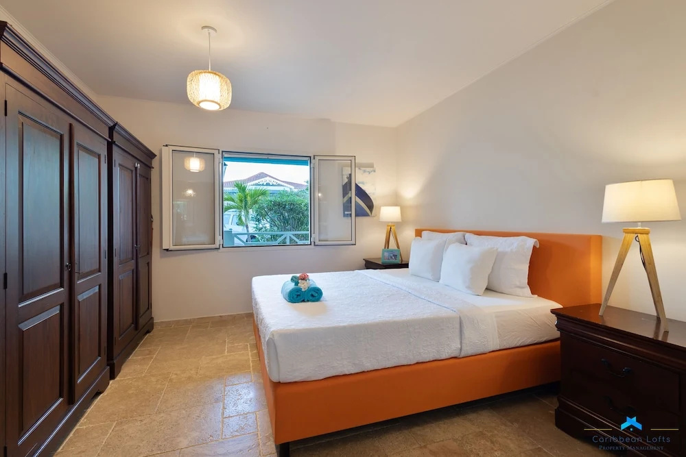 Beautiful condo with sea view