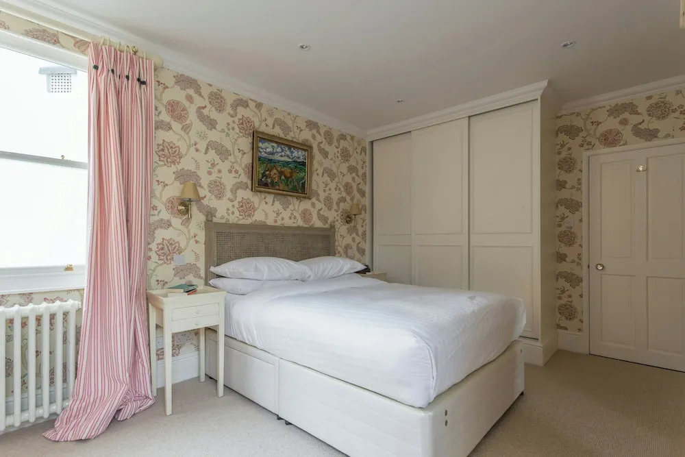 Elm Park Gardens XI by Onefinestay