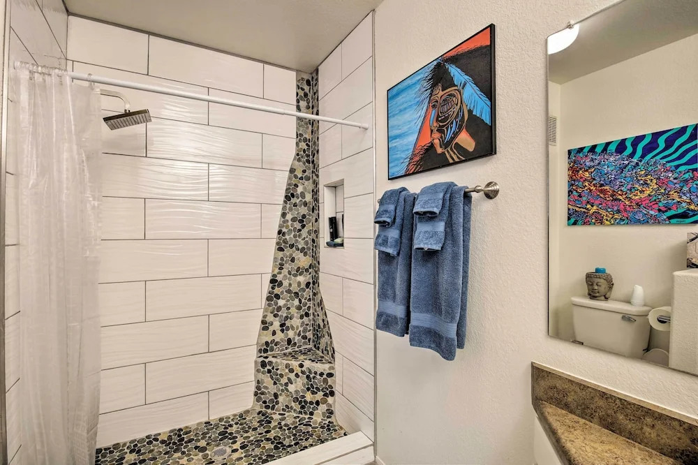 Modern Condo w/ Pool Access ~ 3 Mi to Dtwn Phoenix