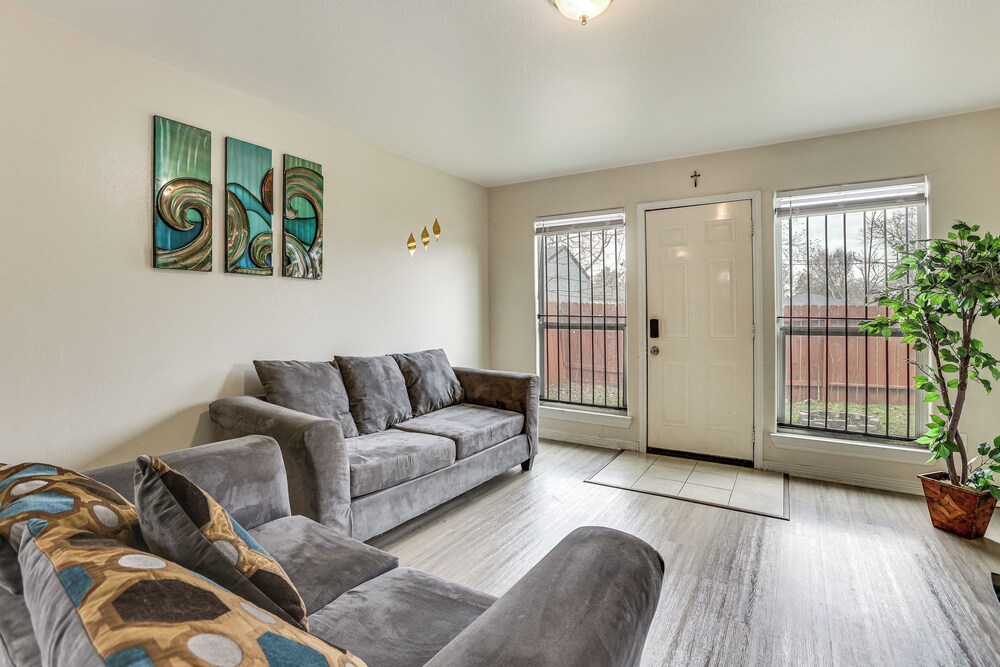 Ideal Location 4 Mi to Med Center! Houston Duplex