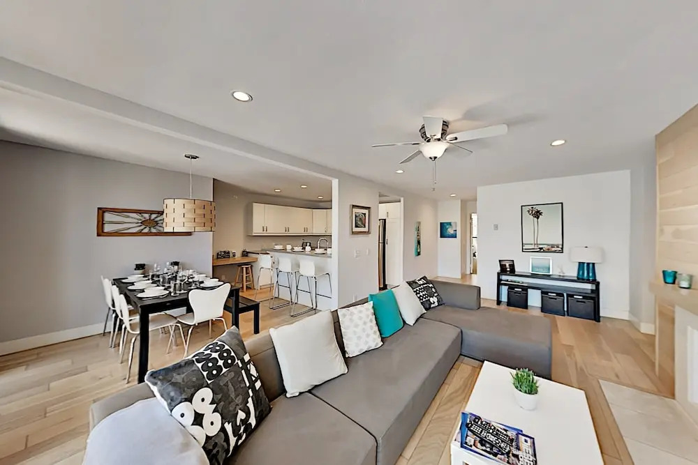 Immaculate Beach W/ Pool, Hot Tub & Balconies 2 Bedroom Condo