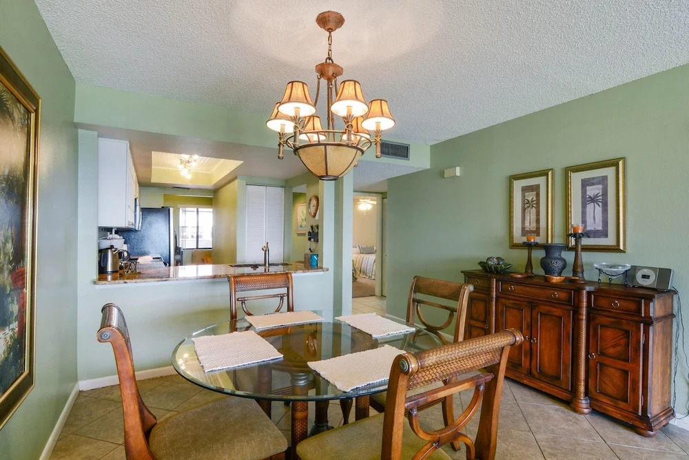 Land's End 204 Building 9 Beachfront Condo / Updated / Gated