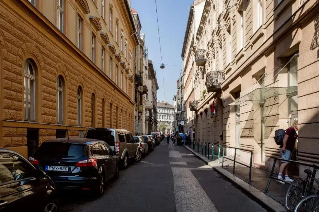 Opera Apartment with Garage, 2BR & 2BTH, AC