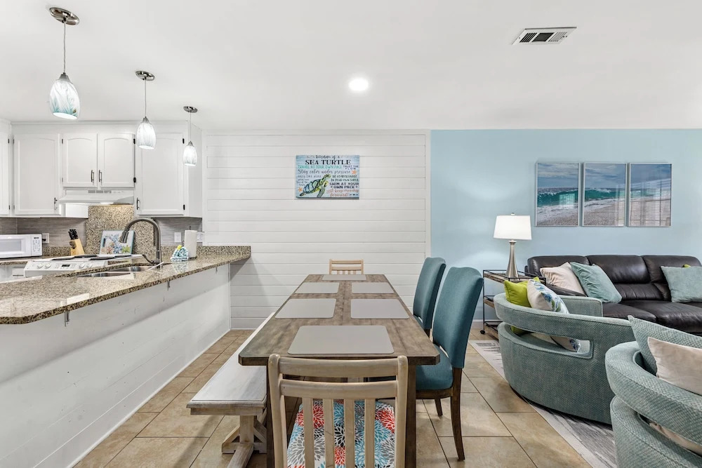 Short Walk to The Beach! Community Pool! Sleeps 8