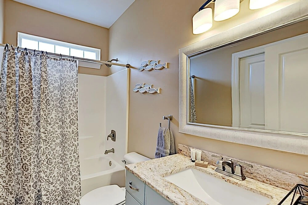 Expansive W/ Elevator - 4 Blocks To Beach 5 Bedroom Condo