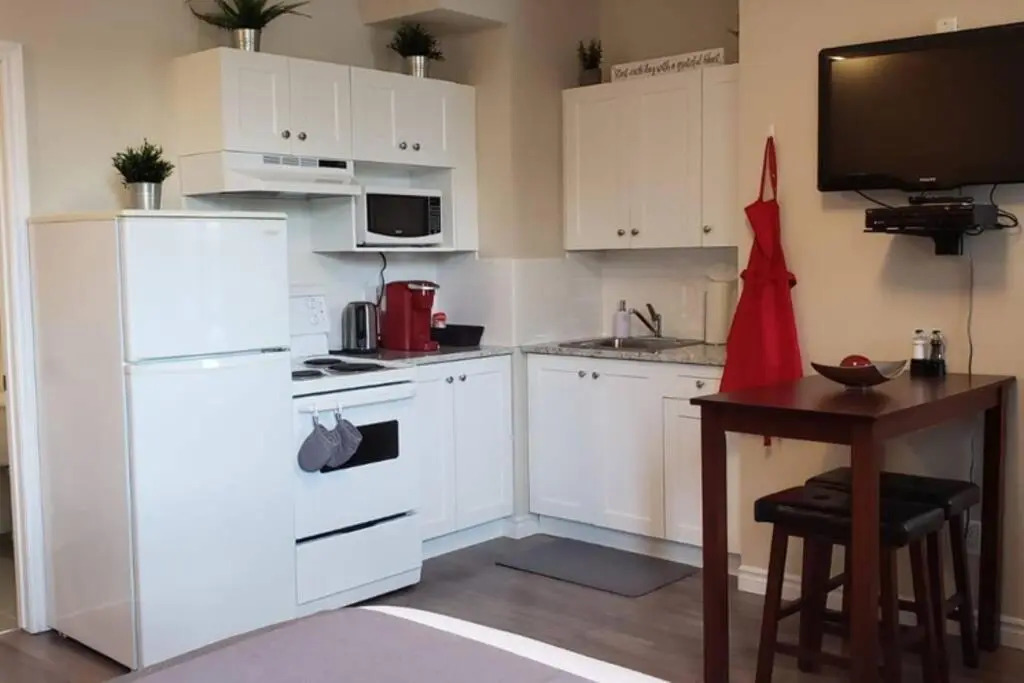 Business Traveler's Cozy Studio #21 by Amazing Property Rentals