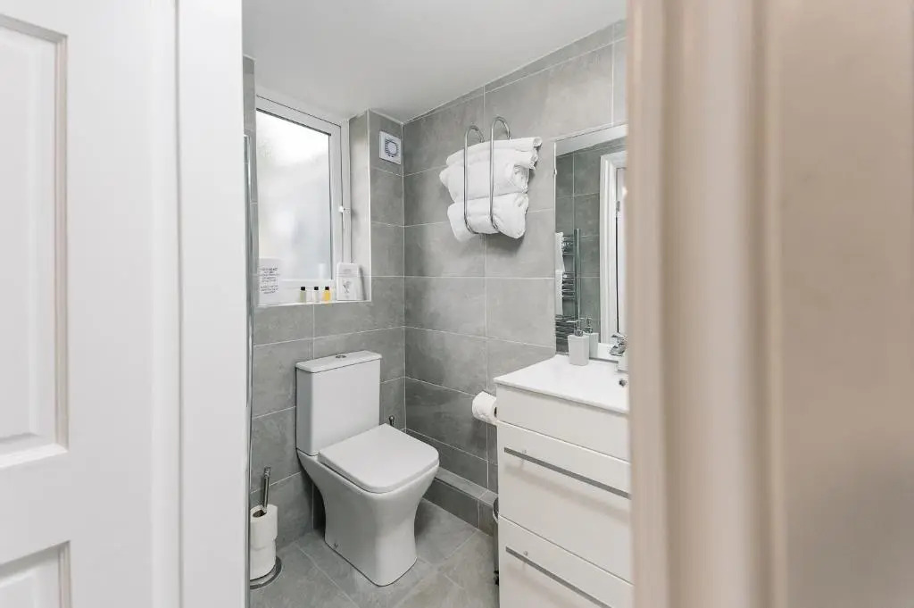 The White House - Grand & Spectacular 5-bed, sleeps 14- Central Solihull, NEC, JLR, HS2, Resorts World, Airport