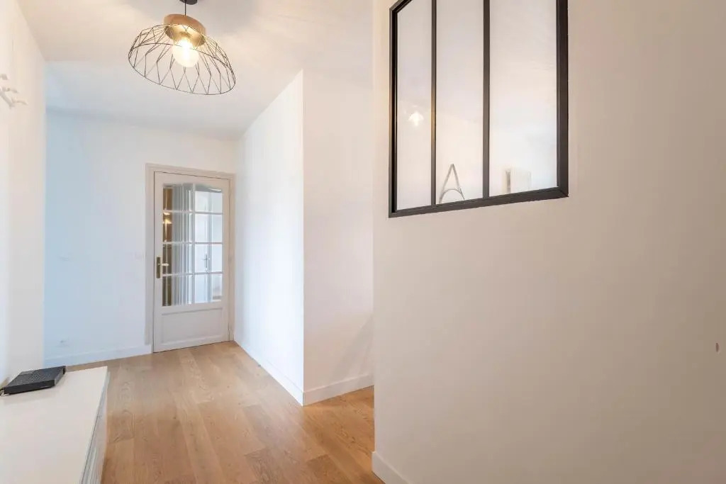 Spacious T3 apartment with a balcony near the old town