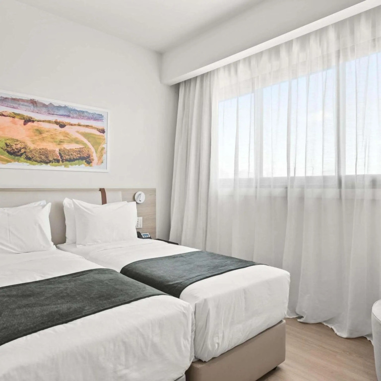 Mercure Larnaca Finikoudes Beach