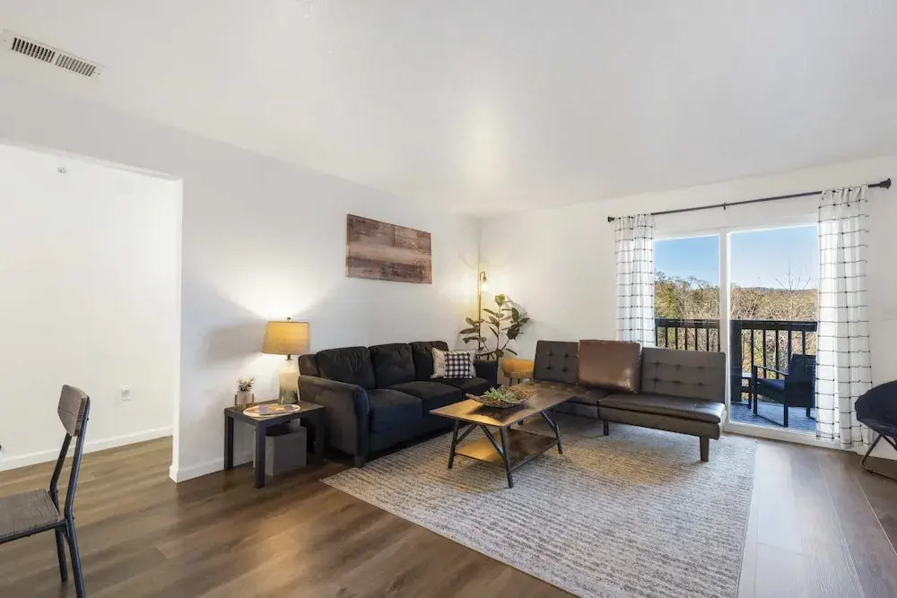 New Listing Vineyard Valley Views - Balcony